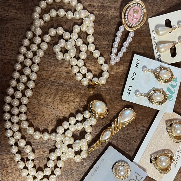 Vintage Pearl Gold Tone Jewelry Lot with Clip Earrings Necklace Brooch Hair Clip - Picture 9 of 9